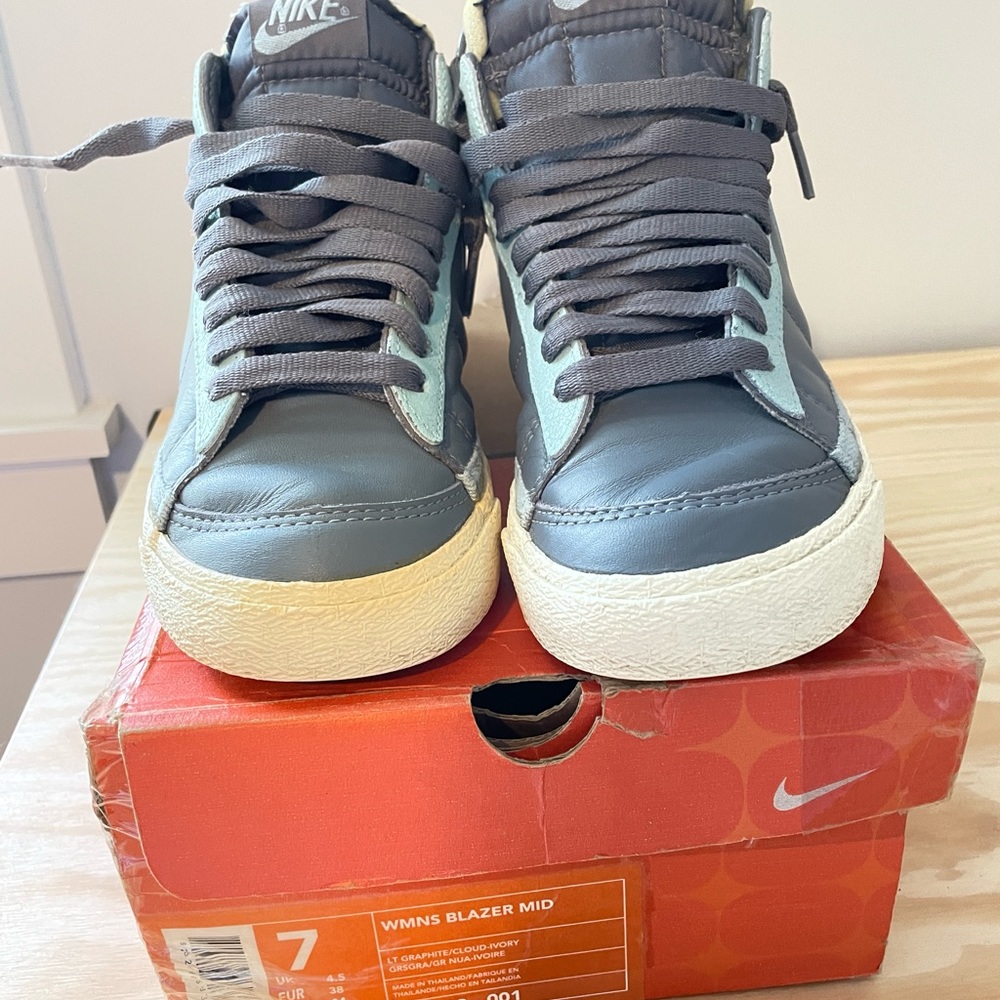 Women’s Nike blazer mid.